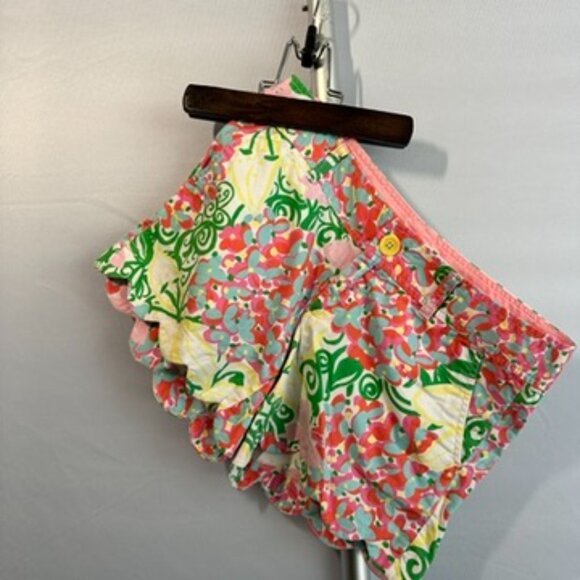 Lilly Pulitzer sz 0 Buttercup shorts with scalloped hem and floral print design - Picture 2 of 12